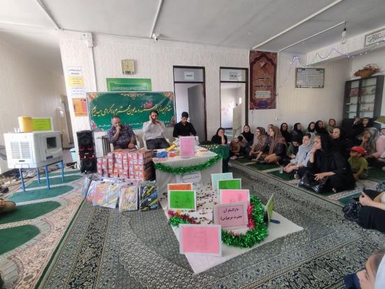 در شبی که بوی بهشت در سقز پیچید، ترم تابستانی دارالقرآن حضرت مریم با اختتامیه‌ای سرشار از نور، اشک، لبخند و زمزمه‌های عاشقانه قرآن به پایان رسید؛ آیینی که نه فقط یک مراسم پایانی، بلکه جشن بزرگ هم‌صدایی دل‌ها با کلام خدا بود.