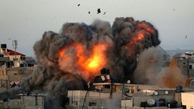جنگنده‌های رژیم اشغالگر مناطق شرقی خان یونس در جنوب نوار غزه را هدف حملات شدید و پی در پی هوایی قرار دادند.