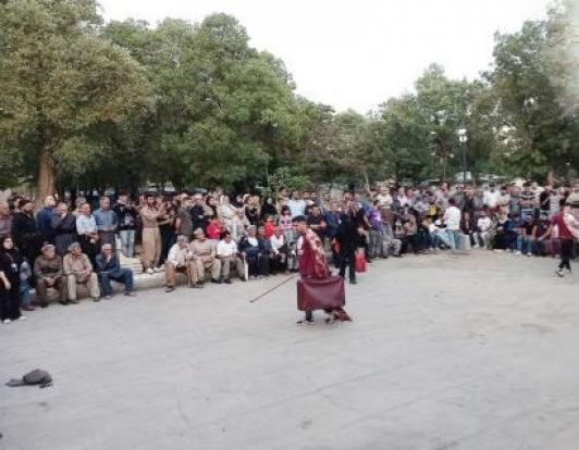 ساعت‌ها تندتر از همیشه می‌گذرند... تنها یک هفته فرصت طلایی برای حضور در بزرگ‌ترین رویداد تئاتر آئینی و سنتی منطقه باقی مانده است. سومین جشنواره منطقه‌ای تئاتر آئینی و آیین‌های نمایشی زیویه سقز در نیمه مهرماه ۱۴۰۴، صحنه‌ای خواهد شد که فقط بهترین‌ها بر آن خواهند درخشید.