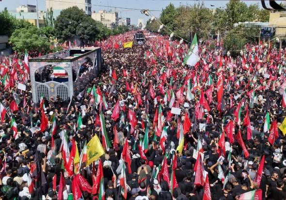 در یکی از بزرگ‌ترین آیین‌های عمومی تاریخ بشریت، مراسم وداع و تشییع رهبر شهید انقلاب با حضور میلیون ها نفر، به صحنه‌ای کم‌نظیر از همبستگی، سوگواری، میهن‌دوستی و نمایش غرور ملی تبدیل شد؛ آیینی که از نگاه بسیاری از حاضران و ناظران، فراتر از یک مراسم تشییع، روایتی نمادین از پیوند مردم با تاریخ، هویت و نظام و سرزمینشان بود.