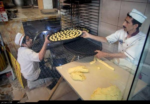کرمانشاه، گهواره فرهنگ و تمدن، در دل خود گنجینه‌ای از هنرهای دستی با اصالت و قدیمی دارد. در این منطقه زاگرس‌نشین، نان‌های خوشمزه‌ای تهیه می‌شود که آوازه آن در سراسر ایران و حتی جهان پیچیده است. نان برنجی، نان خرمایی و کاک از جمله نان‌های خوشمزه دیار شیرین و فرهاد هستند که به عنوان سوغاتی‌های دوست‌داشتنی با ماندگاری بالا شناخته می‌شوند