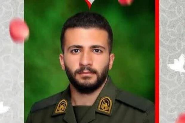  مادر، از من دل می‌کَنی؟ این آخرین جمله‌اش پشت تلفن بود. گفت: «من دیگر نمی‌آیم» و دو روز بعد، واقعاً نیامد و خبر شهادتش آمد. حتی یک‌بار هم برای مرخصی نیامد، تمام سهم من از او، همان تماس آخر بود.

حسرت اینکه ای‌کاش فقط یک‌بار می‌آمد، محکم بغلش می‌کردم، یک‌دل سیر تماشایش می‌کردم و بعد می‌گذاشتم برود بر دلم ماند. سخت‌ترین جای قصه اینجاست که به‌قدر کافی نگاهش نکردم و او برای همیشه رفت.