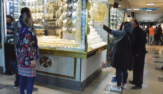 رئیس اتحادیه طلا و جواهر تهران به کاهش قیمت طلا در بازارهای جهانی در کنار ثبات و نوسان کاهشی نرخ ارز در بازارهای داخلی اشاره کرد و گفت:روند کاهشی قیمت سکه و طلا در بازار ادامه دارد.
