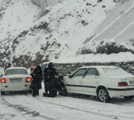 فەرماندەی پۆلیسی جادەی سەردەشت وتی: بەهۆی بارینی بەفر و دابەزینی پلەی گەرمی هەوا، ناتوانرێت بە هەموو میحوەر و پاسەکانی ئەم شارەدا بەبێ زنجیری چەرخ هاتوچۆ بکرێت.