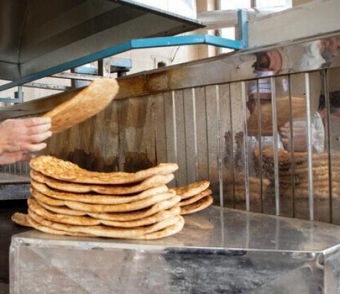 هیچ مشکلی برای تأمین نان و کالای اساسی نداریم