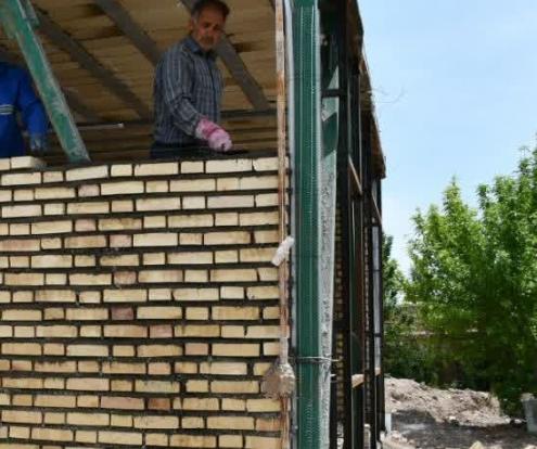 معاون امور عمرانی استاندار آذربایجان غربی با اشاره به سرعت قابل توجه اجرای طرح‌های بازسازی مناطق زلزله‌زده ۱۳ مهر و هشتم بهمن پارسال در خوی گفت: تاکنون ۴۰۰ واحد مسکونی تخریب شده این شهرستان، به مرحله اجرای سقف رسیده‌اند. 